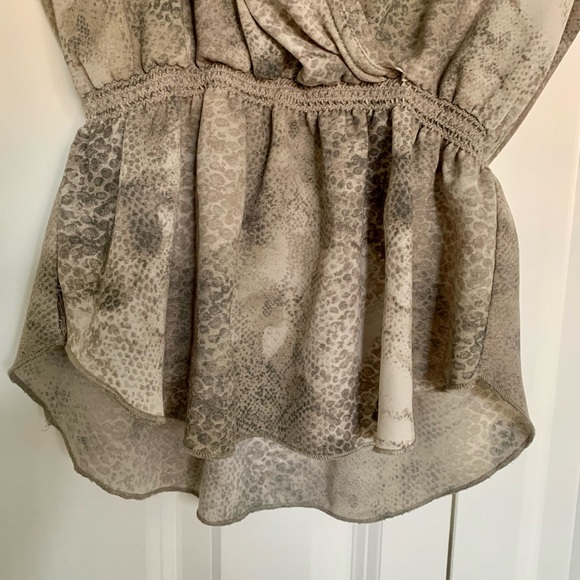 Aritzia Wilfred nude/grey animal print top size XS - Picture 6 of 9